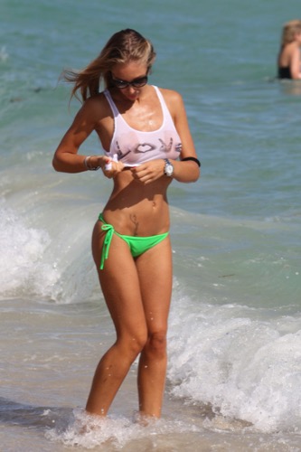 FOTOS Laura Cremaschi en camiseta mojada en Miami 1065